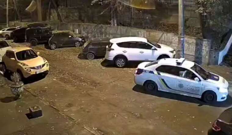 У центрі столиці чоловік на очах у патрульних влаштував стрілянину