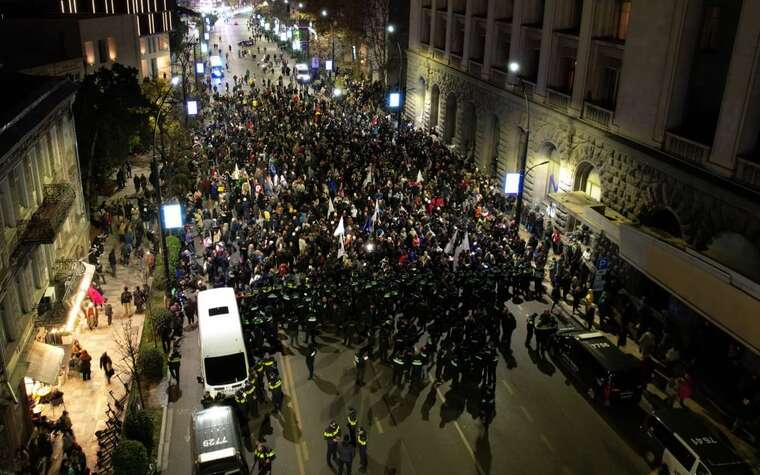 У столиці Грузії нові протести: учасники акції прорвали поліцейський кордон