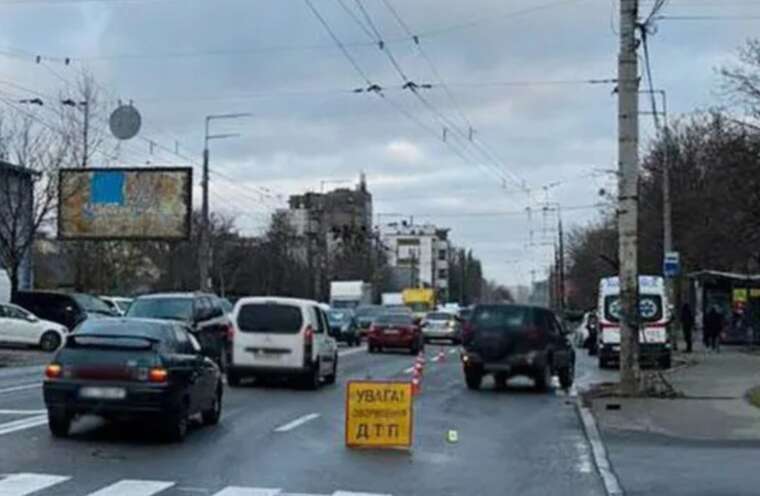 У столиці легковий автомобіль на пішохідному переході на смерть збив жінку