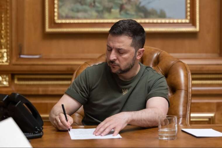 Zelenskyy signed the law on revoking state awards from traitors of Ukraine