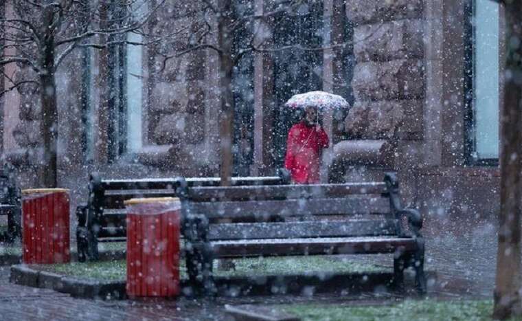 У столиці випав перший сніг: повідомляють про численні затори