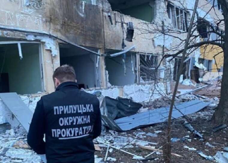 Ракетний удар по адмінбудівлі в Прилуках: у мережі показали фото наслідків