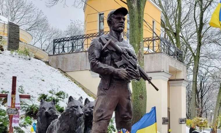 В центре Киева торжественно открыт памятник военному Дмитрию "Да Винчи" Коцюбайло