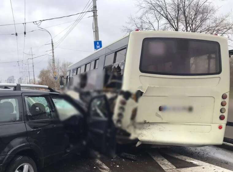 У Києві легковик протаранив маршрутку біля Північного мосту