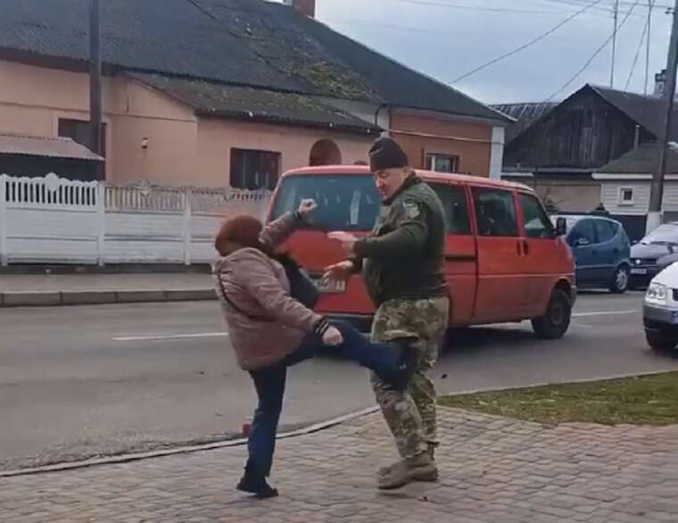 На Рівненщині жінка накинулася на працівника ТЦК