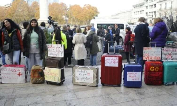 В Грузии протестующие принесли чемоданы к дому основателя правящей партии