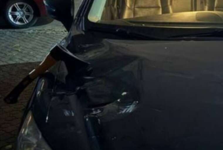 В Запорожье адвокату Татьяне Щербань изрубили машину топорами