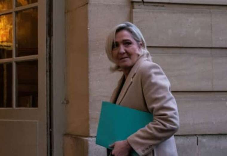 Уряд Франції після трьох місяців правління опинився на межі відставки