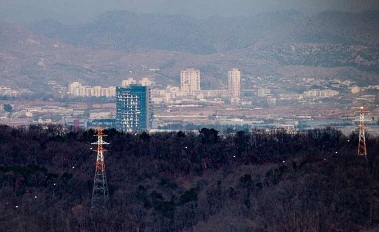 КНДР на кордоні з Південною Кореєю перерізала лінії електропередачі