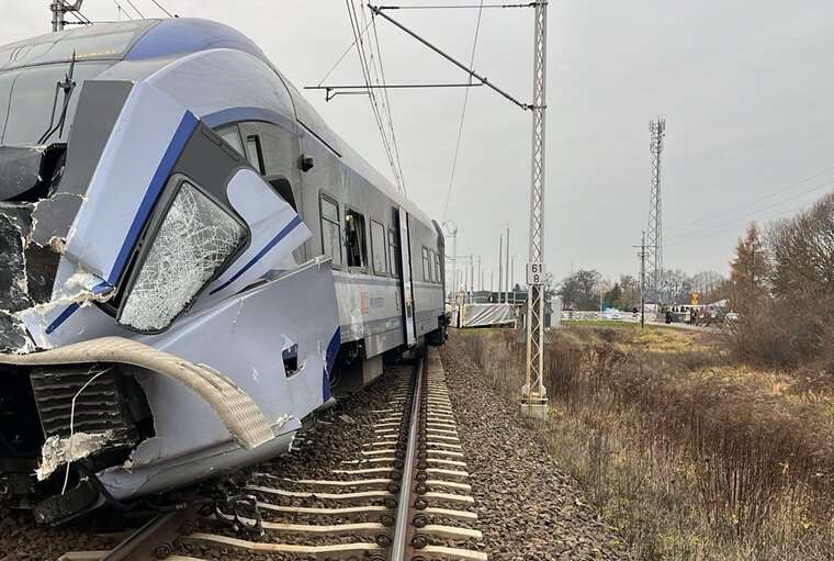 Під Варшавою поїзд зіткнувся з вантажівкою: четверо людей отримали травми