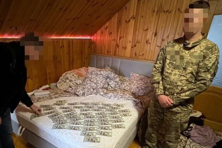 На Закарпатье правоохранитель «подвозил» уклонистов до границы за 10 тысяч долларов