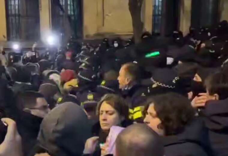 В Тбилиси полиция начала оттеснять протестующих от здания парламента