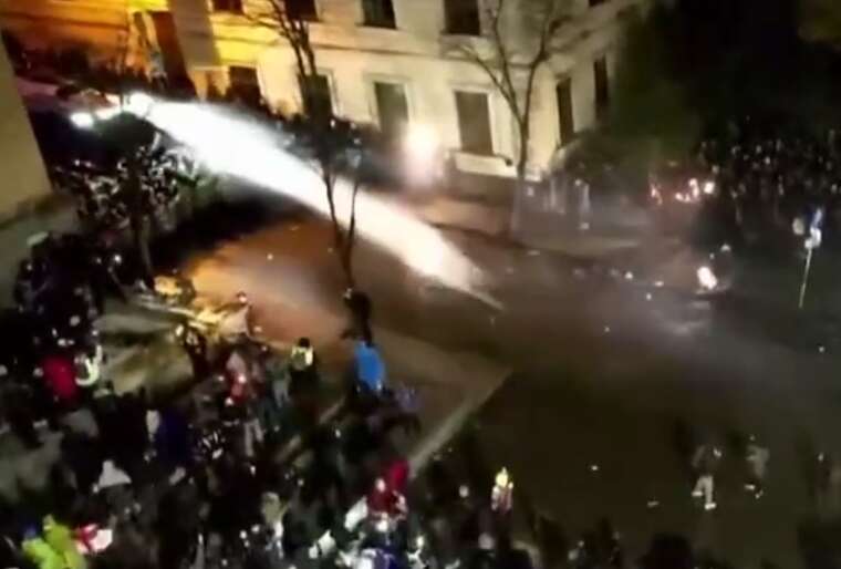 У Тбілісі протягом усієї ночі відбувалися сутички між протестувальниками та поліцейськими