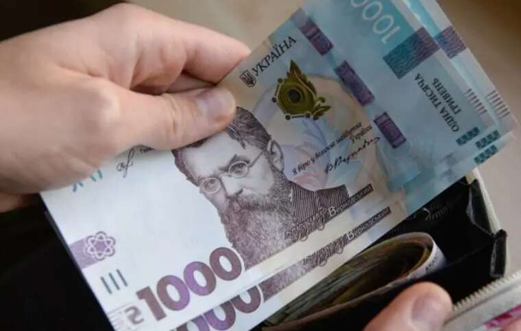 «1000 Зеленського»: українці підтримали петицію щодо скасування виплат