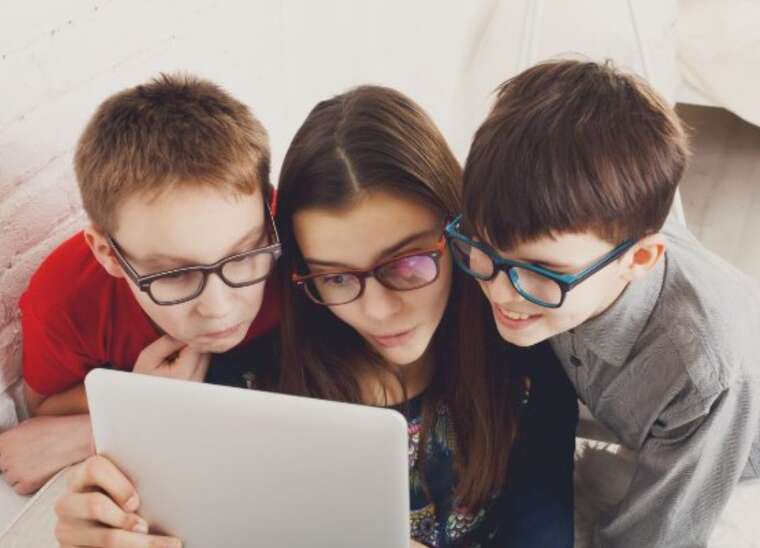 Австралія офіційно заборонила соцмережі дітям до 16 років, - BBC