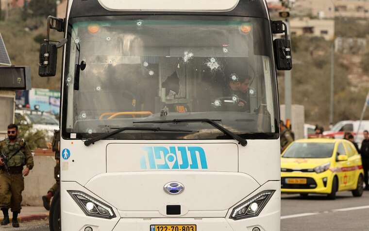 В Израиле террорист ХАМАСа обстрелял гражданский автобус: есть раненые