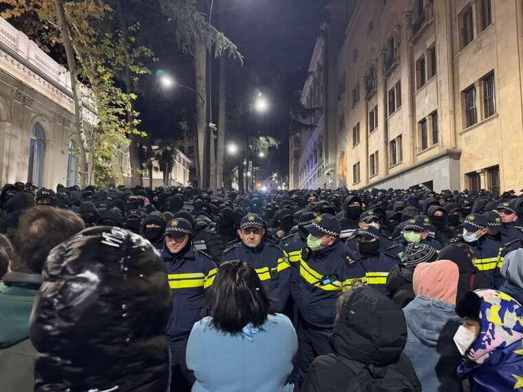 В центре Тбилиси собираются протестующие