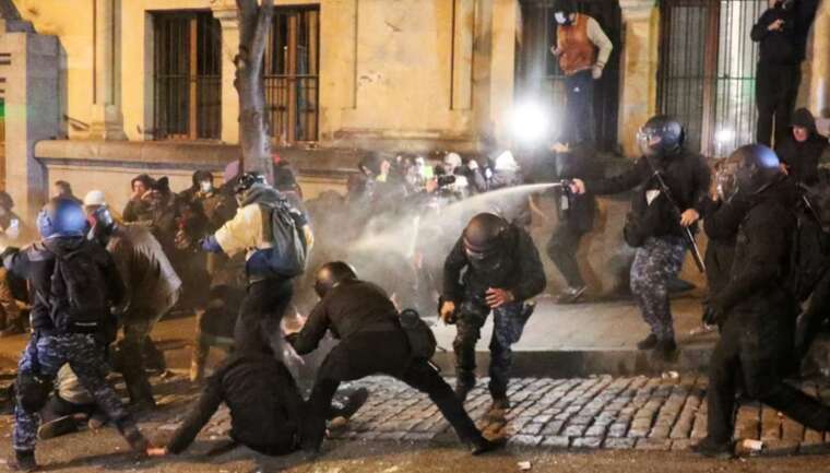 В столице Грузии полиция завершила жёсткий разгон митингующих у парламента