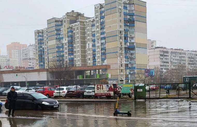 У Києві проспект Григоренка нагадує озеро - через прорив труби