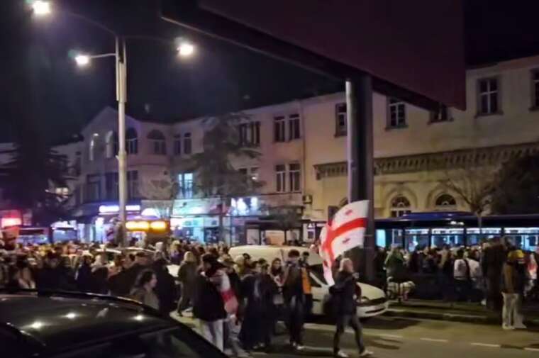 У Тбілісі починають збиратися протестувальники