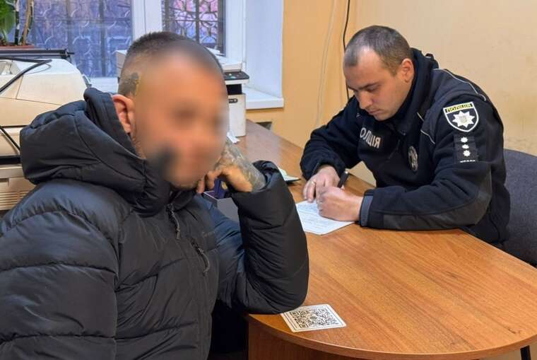 У Миколаєві затримали блогера, який знімав відео у поліцейській формі