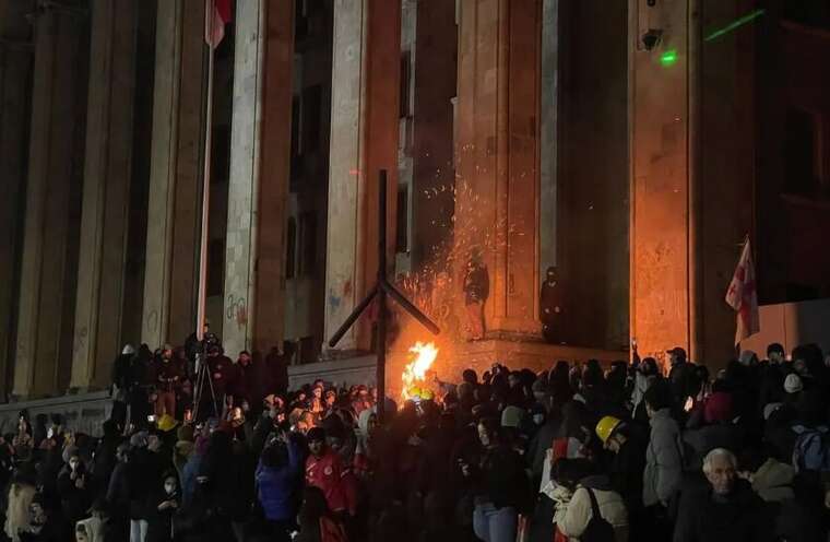 В Тбилиси вспыхнул пожар в здании парламента: митингующие воздвигли баррикады