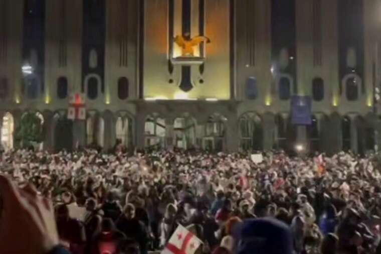 В Тбилиси возле здания парламента снова собираются протестующие