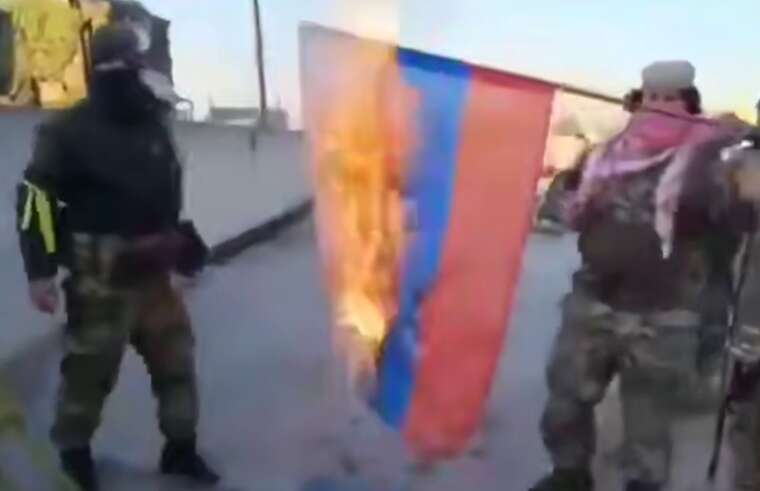 Сирийские повстанцы сожгли флаг РФ на захваченной базе российских наемников