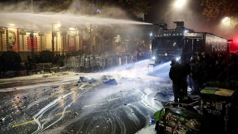 У Тбілісі продовжуються протистояння силовиків із мітингуючими