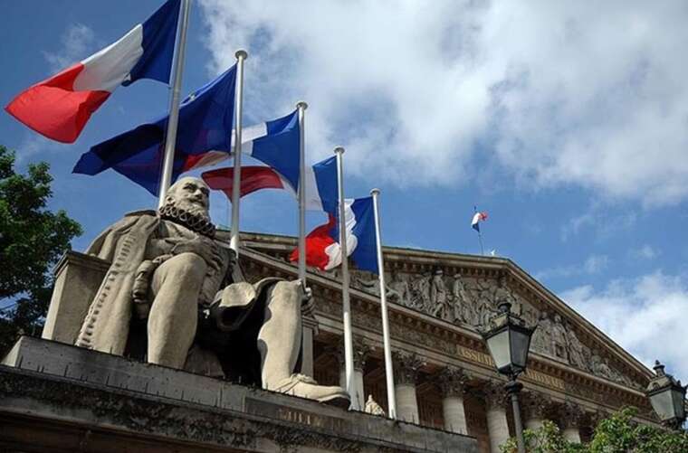 Французький уряд після трьох місяців роботи знаходиться на межі відставки