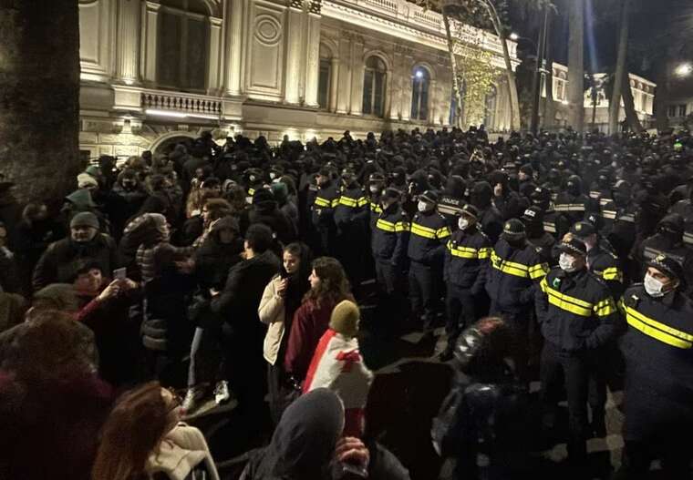 У Тбілісі правоохоронні органи почали розгін чергової протестної акції біля будівлі парламенту