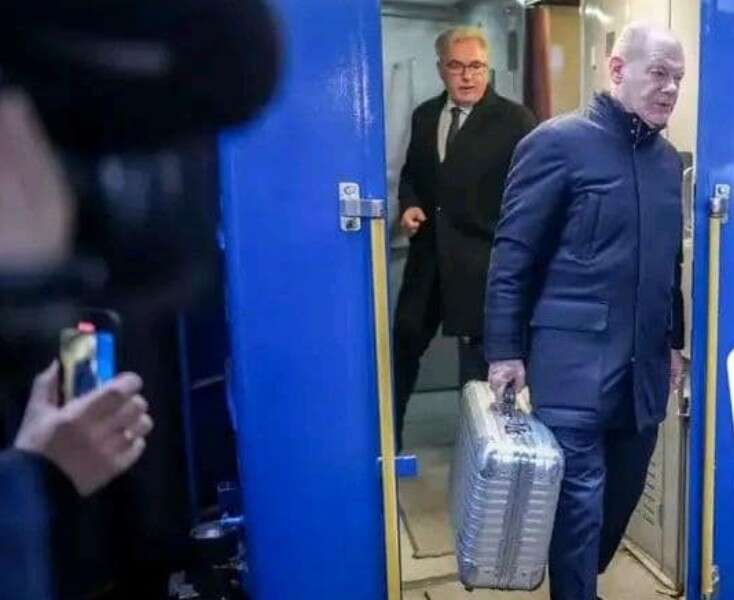 Валіза канцлера ФРН перетворилася на тему мемів