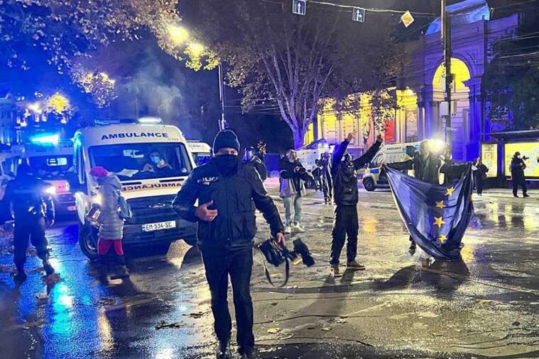 Протести в Грузії: вранці активісти заблокували проспект Чавчавадзе, поліція застосовує водомети