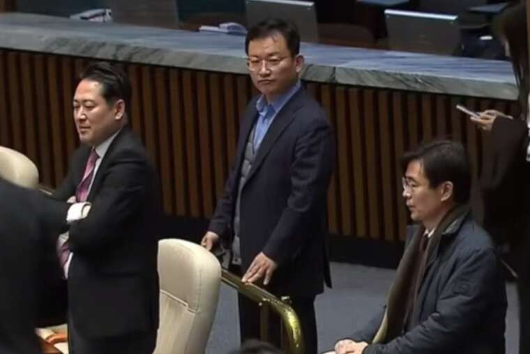 Парламент Південної Кореї проголосував за скасування воєнного стану