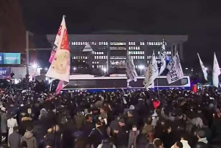 У Южній Кореї спецназ відступає від парламенту