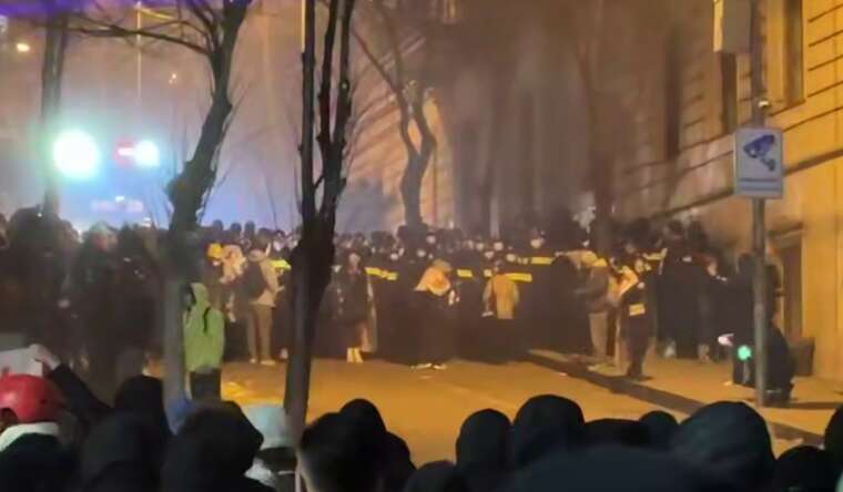 У столиці Грузії знову почалися сутички між протестувальниками та поліцейськими