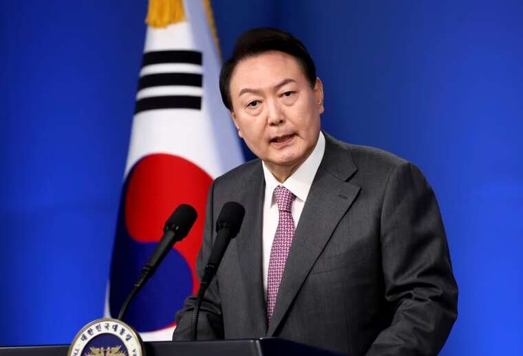 Президент Південної Кореї Юн Сок Йоль під тиском протестувальників скасував воєнний стан