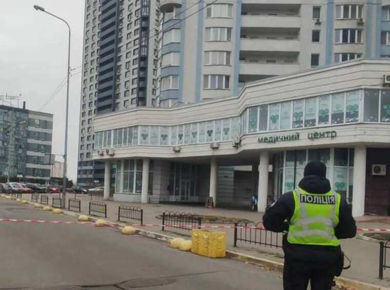 У Києві на Осокорках перекрили частину вулиці через підозрілий пакет
