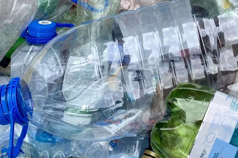 Учені порадили не використовувати одноразові пляшки та контейнери повторно