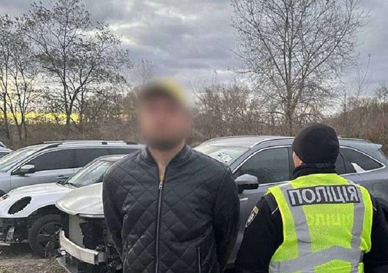 На Оболоні зловмисник викрав авто з СТО, яке власник залишив на ремонт