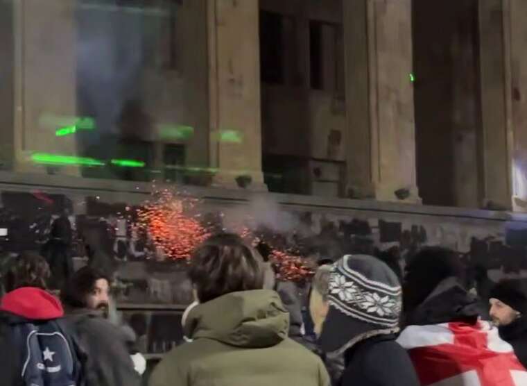 У Тбілісі тривають протести біля будівлі парламенту