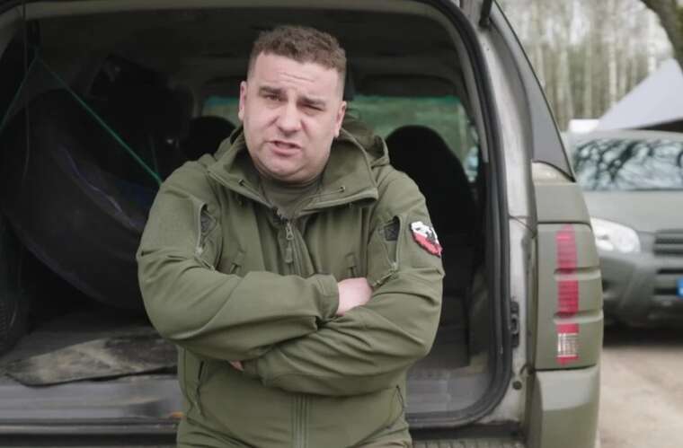 Польський журналіст купив і привіз на український фронт 300 позашляховиків