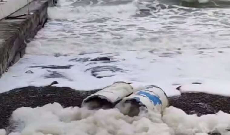 В Одесі до берега прибило дві бочки з невідомим вмістом