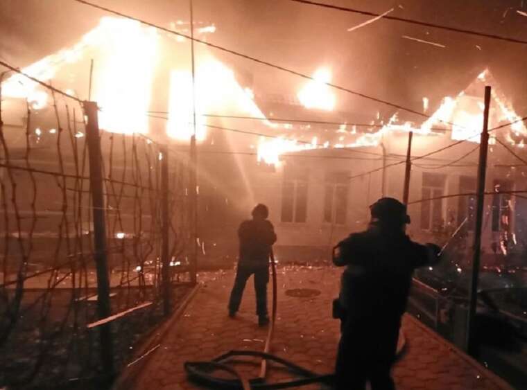 Росіяни з дрона атакували будинок у Херсоні: полум’я охопило весь дах