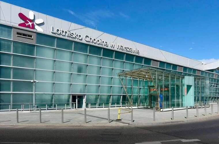 Троє пасажирів втекли до Варшави після екстреної посадки літака Москва-Стамбул