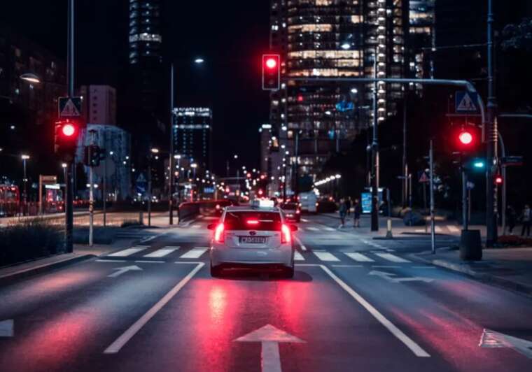 У Польщі чоловік вирішив відтискатися на шосе: його збив автомобіль