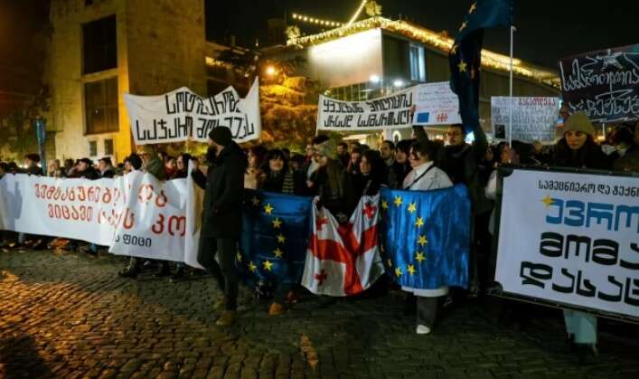 В Грузии к протестным акциям присоединились госслужащие