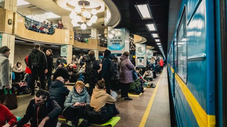 У Києві люди під час тривоги почали збиратися в метро