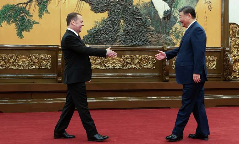 Медведєв вважає, що Україна може або "бути з Росією або зникнути"