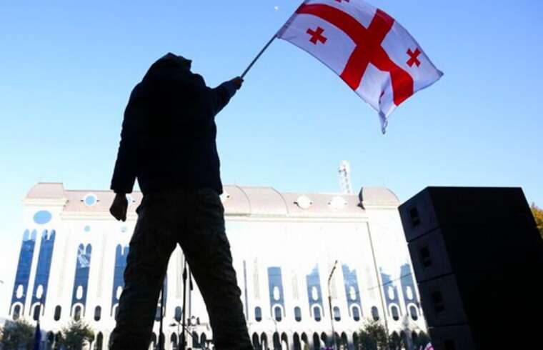В Грузии сегодня выбирают президента: люди выходят на протест к парламенту